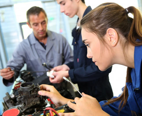 Mechanikunterricht mit Lehrkräften und Schülern