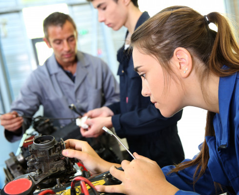 Mechanikunterricht mit Lehrkräften und Schülern