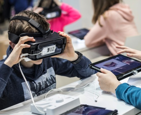 Schüler testen eine VR-Brille