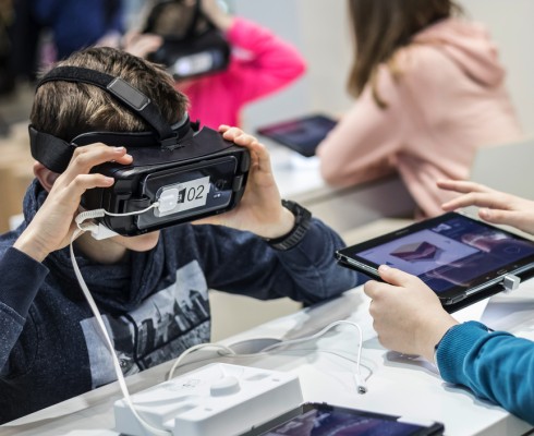 Schüler testen eine VR-Brille