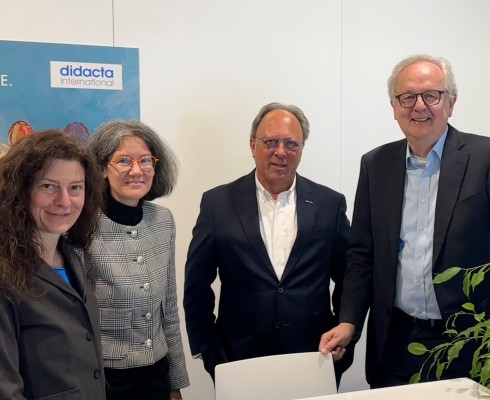 Gruppenfoto von vier Personen, davon sind zwei weiblich (Doris Kromer, Dinah Korb) und zwei männlich (Reinhard Koslitz, Prof. Dr. Theodor Niehaus)