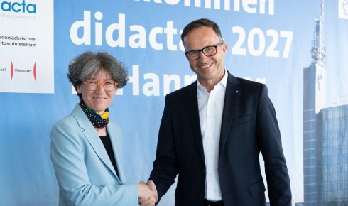 Dinah Korb und Dr. Jochen Köckler schütteln sich die Hände