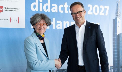 Dinah Korb und Dr. Jochen Köckler schütteln sich die Hände